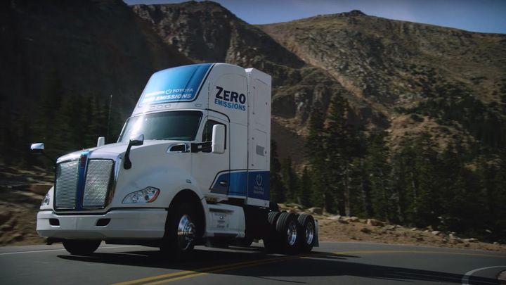 Nikola jela z kopce, Toyota šplhá do vrchu. Vodíkový tahač zdolal bájný Pikes Peak
