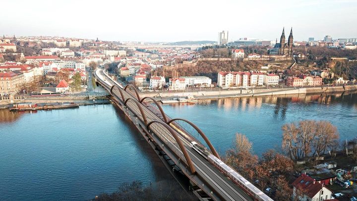 Místo bílého bude "rezavý". Nový železniční most pod Vyšehradem změnil barvu