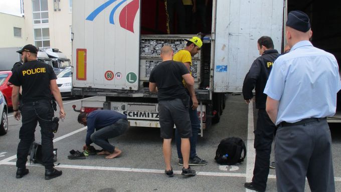 Pět cizinců bez dokladů odhalili celníci při běžné kontrole makedonského kamionu v Brně-Slatině