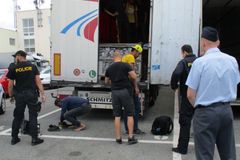 V Severní Makedonii zadrželi kamion plný migrantů, ve voze jich cestovalo 211