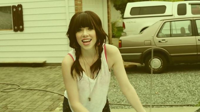 Průlomový hit Jepsenové jménem Call Me Maybe z roku 2012 se na špici hitparád dostal díky vtipnému videoklipu.