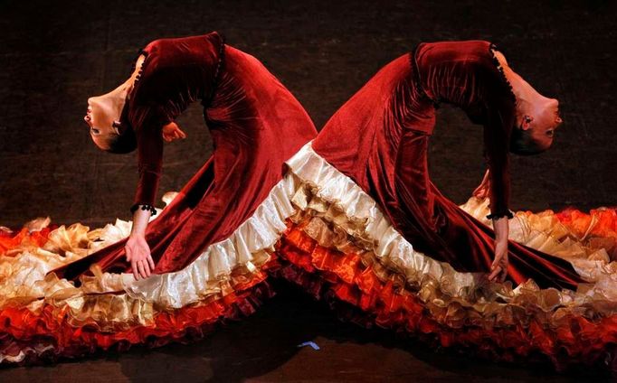 Hluboká záklon tanečnic z Flamenco Dance Theatre Miguela Vargase během kostýmní zkoušky v rámci jejich vystoupení na Edinburgském festivalu ve Skotsku.