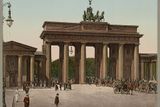 Braniborská brána patří k nejznámějším pamětihodnostem Berlína a k jeho významným symbolům. Takto vypadala na přelomu 19. a 20. století.