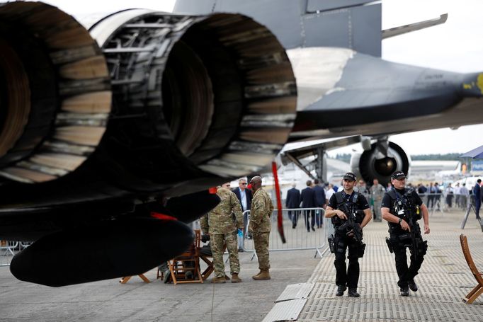 Farnborough Airshow - přehlídka letecké techniky, červenec 2018. Britská policie hlídkuje před americkým letounem.