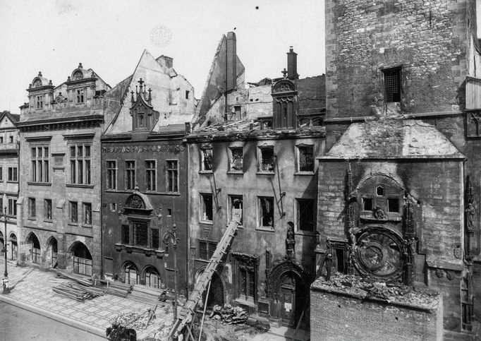 Zdevastovaný Orloj a okolní domy na Staroměstském náměstí na dalším záběru. 5.6.1945