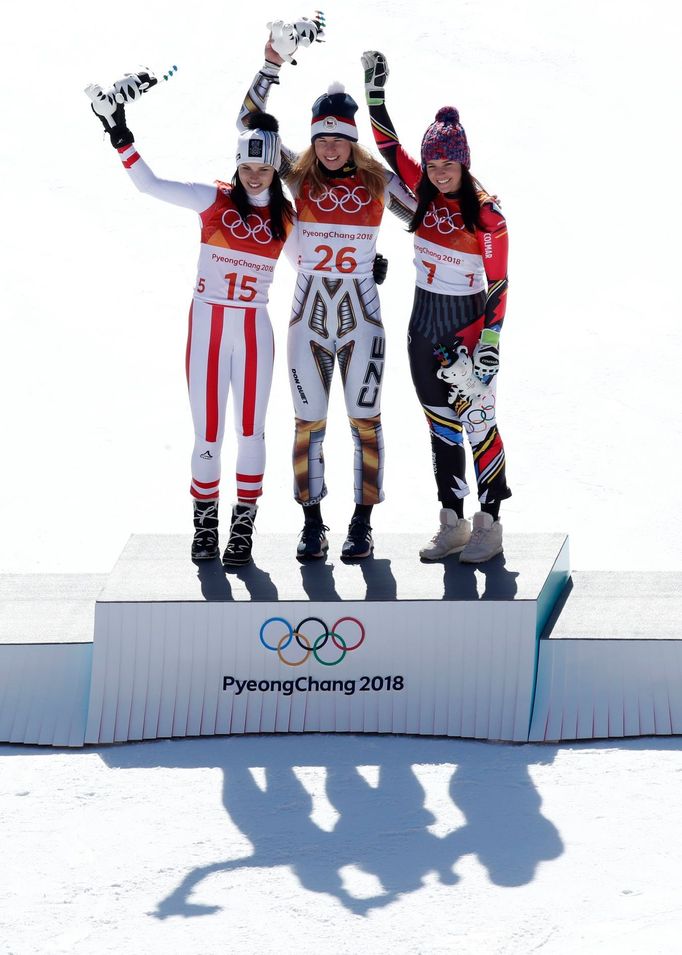 Anna Veithová, Ester Ledecká a Tina Weiratherová na stupních vítězů v super-G na ZOH 2018