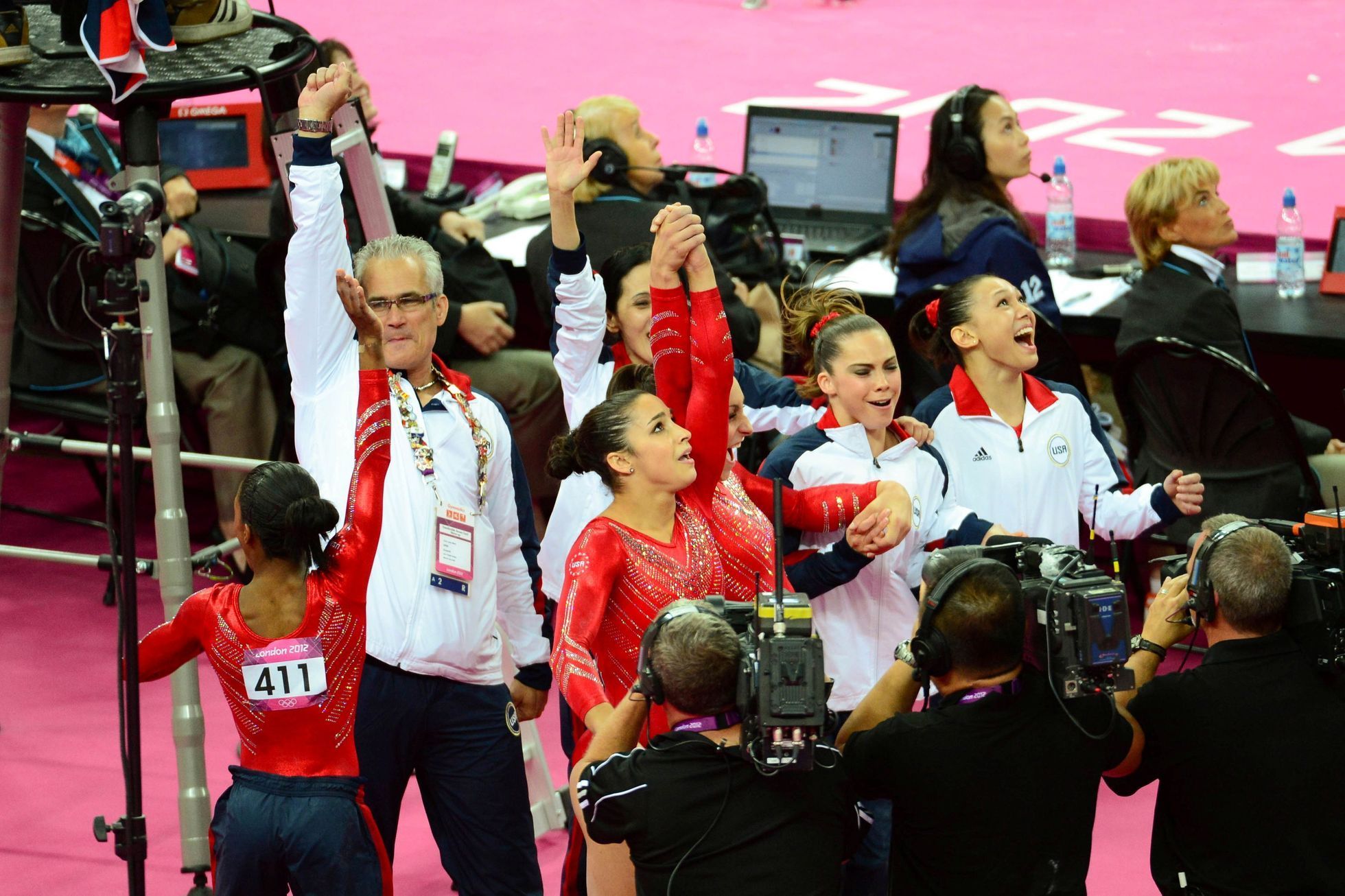 gymnastika, OH 2012, trenér John Geddert s vítězným týmem žen USA