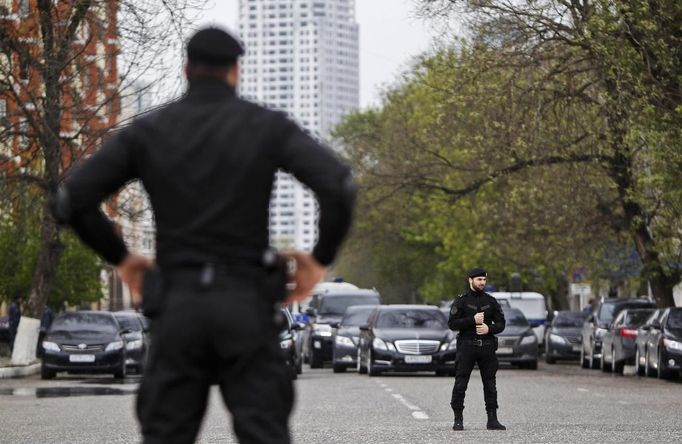 Special forces officers stand guard during a government-organised event marking Chechen language day in the centre of the Chechen capital Grozny April 25, 2013. The naming of two Chechens, Dzhokhar and Tamerlan Tsarnaev, as suspects in the Boston Marathon bombings has put Chechnya - the former site of a bloody separatist insurgency - back on the world's front pages. Chechnya appears almost miraculously reborn. The streets have been rebuilt. Walls riddled with bullet holes are long gone. New high rise buildings soar into the sky. Spotless playgrounds are packed with children. A giant marble mosque glimmers in the night. Yet, scratch the surface and the miracle is less impressive than it seems. Behind closed doors, people speak of a warped and oppressive place, run by a Kremlin-imposed leader through fear. Picture taken April 25, 2013. REUTERS/Maxim Shemetov (RUSSIA - Tags: CRIME LAW SOCIETY POLITICS RELIGION) ATTENTION EDITORS: PICTURE 08 OF 40 FOR PACKAGE 'INSIDE MODERN CHECHNYA'. SEARCH 'REBUILDING CHECHNYA' FOR ALL IMAGES Published: Kvě. 1, 2013, 7:25 dop.