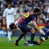 Real Madrid - Barcelona: Fabio Coentrao (vlevo) - Sergio Busquets a  Daniel Alves (vpravo)