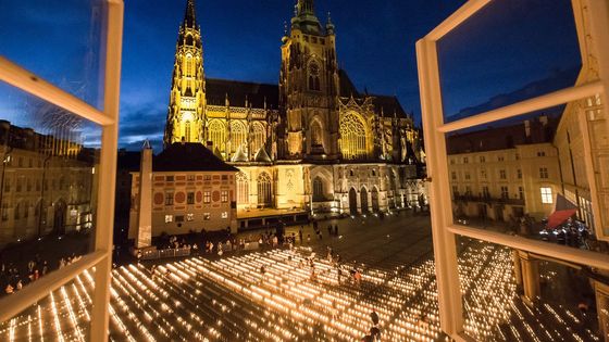 Foto: Plastová pieta. Hrad zapálil třicet tisíc svíček v kelímcích za oběti pandemie