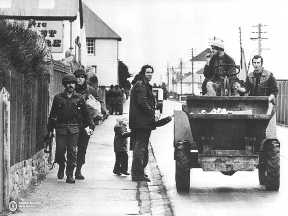 Argentinští vojáci a obyvatelé Falkland na snímku z roku 1982
