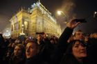 Pražský půlnoční ohňostroj sledovaly tisíce diváků.