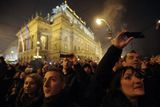 Pražský půlnoční ohňostroj sledovaly tisíce diváků.