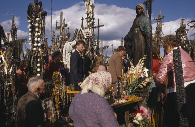 LITHUANIA, Hill of Crosses People praying at ancient pilgrimage site near Siaulial. Vladimir Birgus / Eye Ubiquitous / Hutchison Picture Library