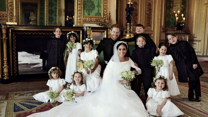 První svatební fotky vévodů ze Sussexu s družby a družičkami.