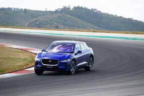 Jaguar I-Pace je univerzální elektromobil. SUV vyniká ve středně náročném terénu i na okruhu