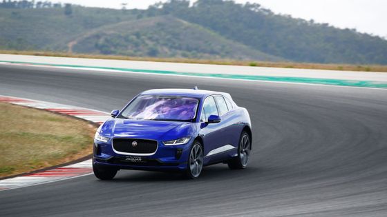 Jaguar I-Pace je univerzální elektromobil. SUV vyniká ve středně náročném terénu i na okruhu