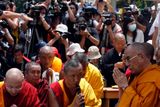 Čína proti příjezdu duchovního tibetského vůdce ostře protestuje. Tchajwanská vláda i sám dalajláma však novináře ujistil, že jeho návštěva nemá žádný politický podtext, ale čistě humanitární charakter.