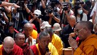 Čína proti příjezdu duchovního tibetského vůdce ostře protestuje. Tchajwanská vláda i sám dalajláma však novináře ujistil, že jeho návštěva nemá žádný politický podtext, ale čistě humanitární charakter.