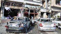 Následky sebevražedného atentátu v syrském Homsu