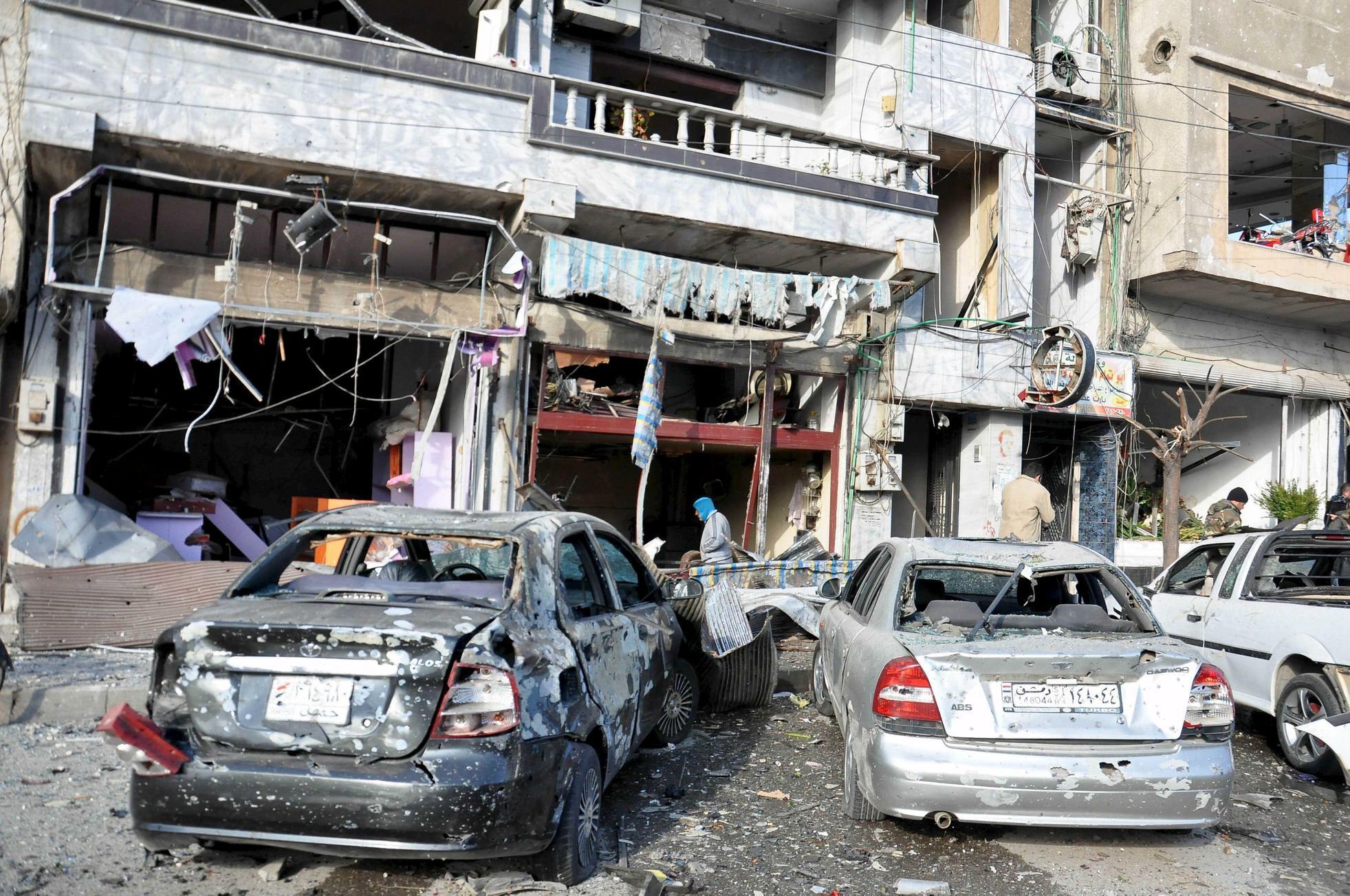 Následky sebevražedného atentátu v syrském Homsu
