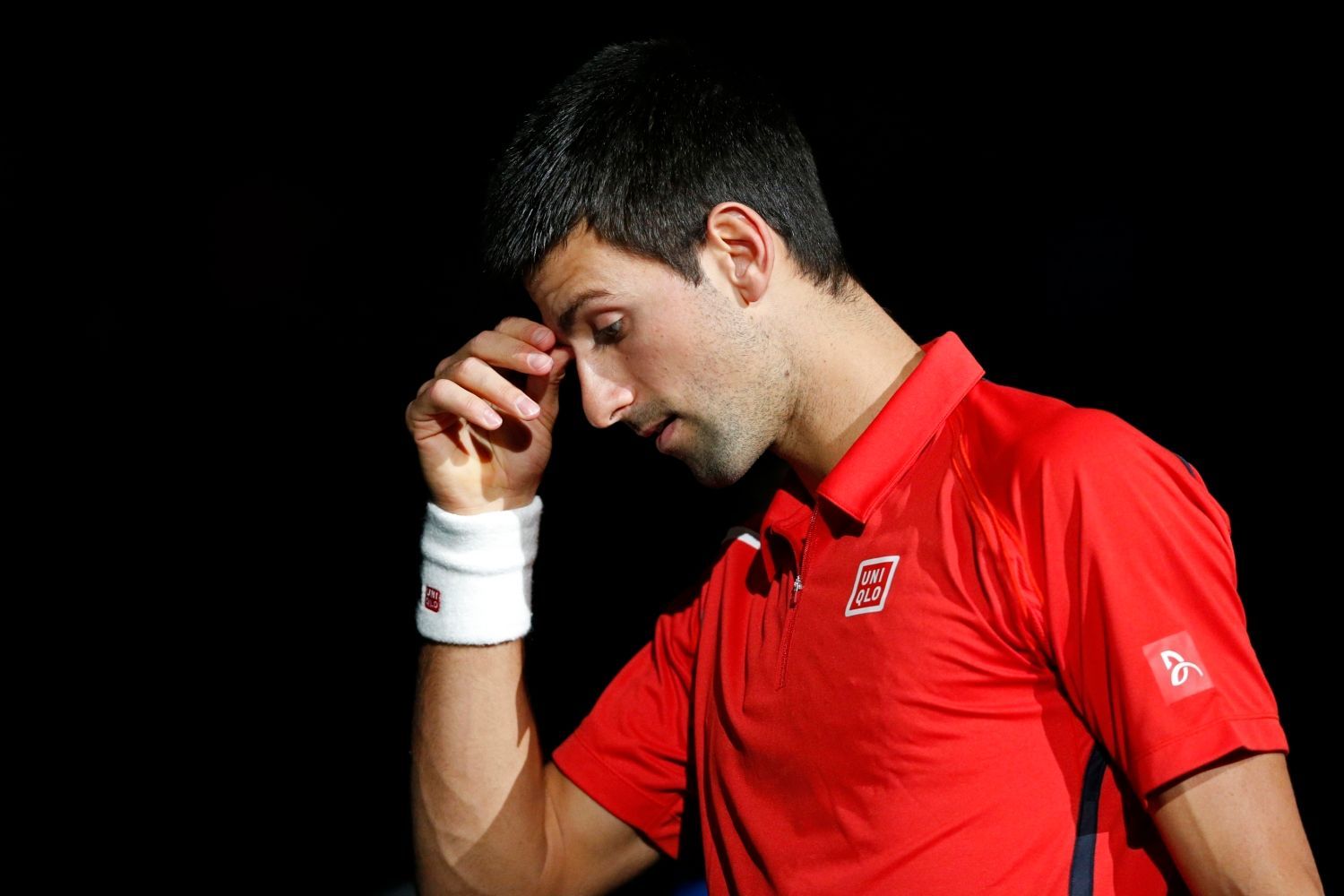 Srbský tenista Novak Djokovič v utkání s Američanem Samem Querreym v pařížském turnaji Masters 2012.