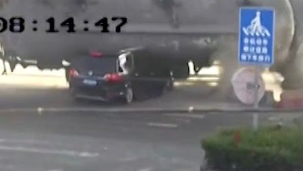 Cisterna rozdrtila osobní auto. Jeho posádka vyvázla jako zázrakem živá