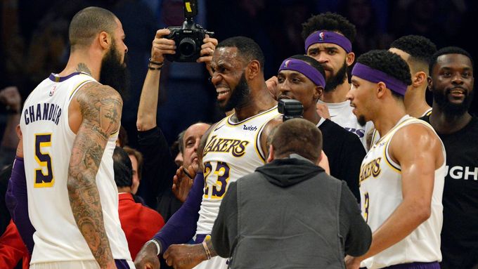 basketbal, NBA 2018/2019, Los Angeles - Atlanta, Tyson Chandler slaví se spoluhráči vítězství