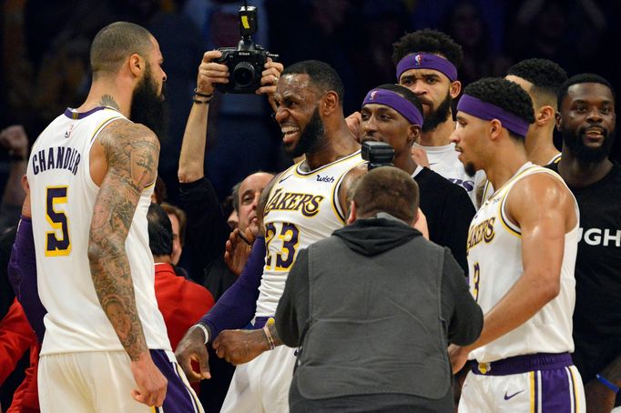 basketbal, NBA 2018/2019, Los Angeles - Atlanta, Tyson Chandler slaví se spoluhráči vítězství