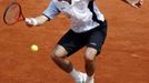 Radek Štěpánek vrací míč Gillesi Simonovi v prvním kole v Roland Garros.