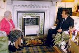 V dokumentu Alžběta II. - 90 let v 90 minutách, který v roce 2016 odvysílala televize ITV, je zase vidět, jak si panovnice dala před krb elektrický přímotop. Scéna je z doby, kdy na zámku přijala tehdejšího premiéra Davida Camerona.