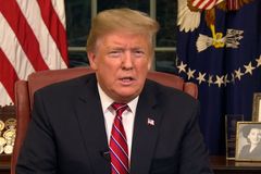 Místo zdi u Mexika jen ocelová bariéra. Na částce 5,7 miliardy dolarů však Trump trvá