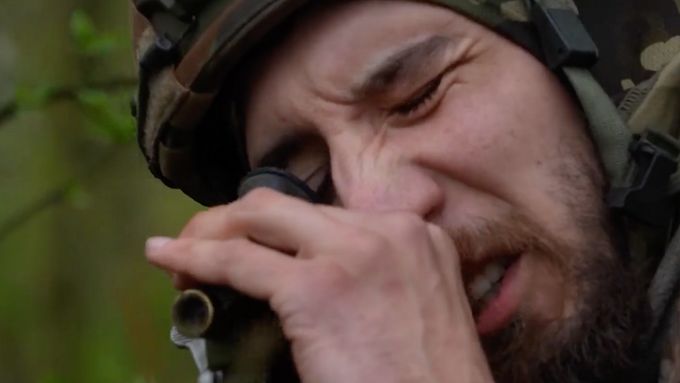 Ukrajinští vojáci, kteří se vrátili z bojů na východě, trénují v hlubokých lesích na protiofenzivu.