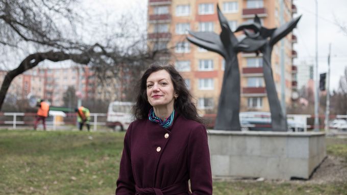 Básnířka, literární novinářka a editorka Olga Stehlíková nedávno vydala sbírku nazvanou O čem mluví Matka, když mlčí.