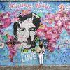 Lennonova zeď po třech měsících od malování - turisté, graffiti