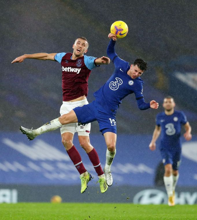 14. kolo anglické Premier League 2020/21, Chelsea - West Ham: Tomáš Souček a Mason Mount.