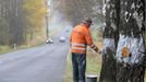 utíkal za svobodou celých 14 dní. Jednou se objevil na silnici z Třeboně do Suchdola, oblečen do pracovních šatů a začal natírat tehdy ještě betonové patníky u silnice. Lidé si na něj za krátko zvykli včetně pohraničníků, pro které byl vzorně pracujícím soudruhem. A tak se pomalu patník po patníku přibližoval přes Halámky až k hraničnímu přechodu, až se najednou ocitl v Rakousku…