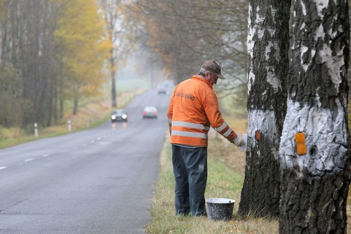 utíkal za svobodou celých 14 dní. Jednou se objevil na silnici z Třeboně do Suchdola, oblečen do pracovních šatů a začal natírat tehdy ještě betonové patníky u silnice. Lidé si na něj za krátko zvykli včetně pohraničníků, pro které byl vzorně pracujícím soudruhem. A tak se pomalu patník po patníku přibližoval přes Halámky až k hraničnímu přechodu, až se najednou ocitl v Rakousku…