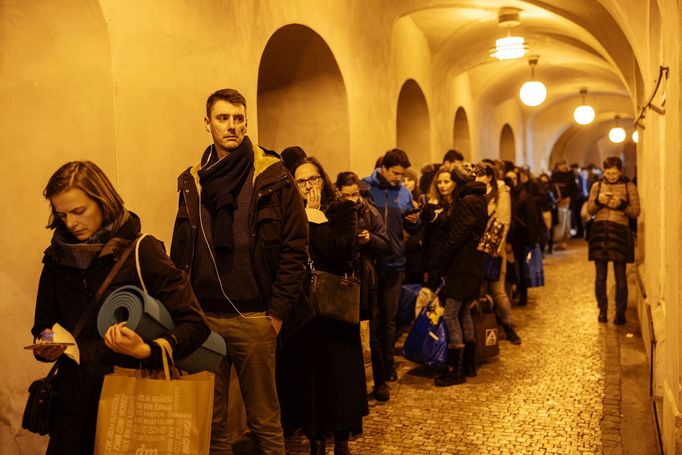 Místo předpokládaných několika dárců se před budovou Skautského institutu na Staroměstském náměstí tísnila fronta lidí, auta přijížděla ze vzdálených míst Česka.