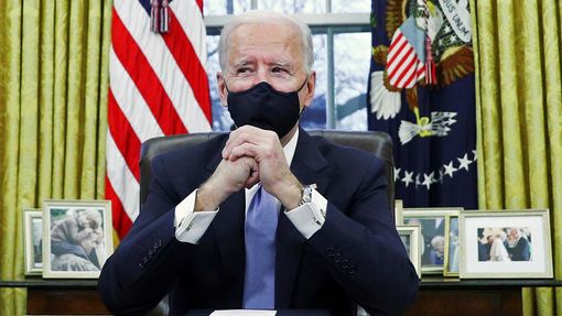 Joe Biden v Oválné pracovně.