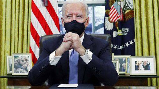 Joe Biden v Oválné pracovně.