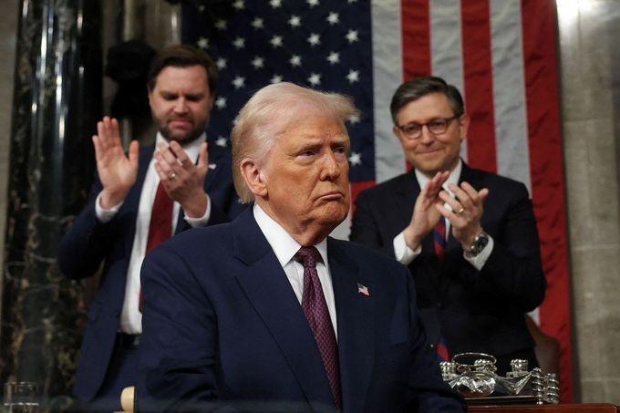 Donald Trump při projevu v Kongresu. V pozadí viceprezident J. D. Vance a republikánský lídr Sněmovny reprezentantů Mike Johnson.