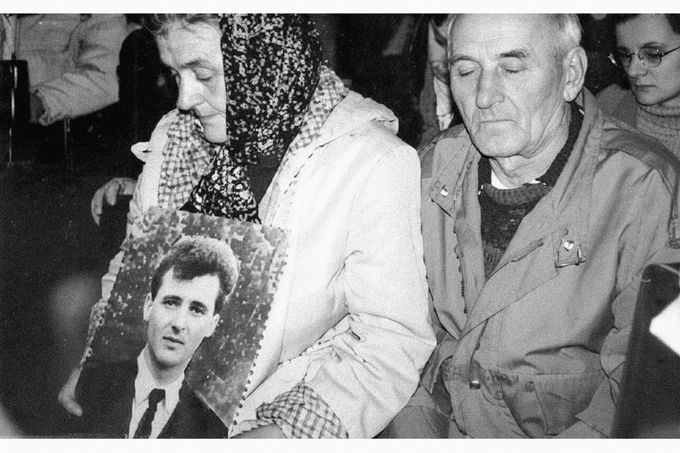 Rodiče Jurije Mozoly, který byl v březnu 1996 omylem zatčen a umučen k smrti během vyšetřování vražd spáchaných sériovým vrahem Onoprijenkem.