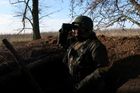 Příslušník 68. pěší brigády ukrajinské armády sleduje situace na ruské straně fronty jižně od Doněcku.