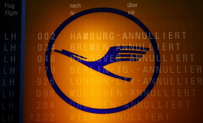 The logo of German air carrier Lufthansa and the cancelled flights on a flight schedule board are seen at the Fraport airport in Frankfurt, September 7, 2012. German air carrier Lufthansa passengers face widespread flight disruption after cabin crew representatives said they continue a series of strikes over pay and cost-cutting measures at Germany's largest airline. The UFO union, which represents around two-thirds of Lufthansa's 19,000 cabin crew called on its members to strike for 24 hours on all German airports on Friday. Picture taken using multiple exposures. REUTERS/Kai Pfaffenbach (GERMANY - Tags: TRANSPORT BUSINESS CIVIL UNREST LOGO EMPLOYMENT) Published: Zář. 7, 2012, 6:01 dop.