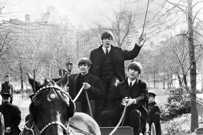 Beatles projíždějí kočárem Central Parkem v New Yorku.