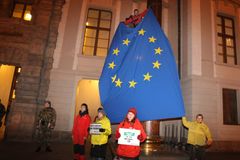 Aktivisté vyvěsili Klausovi před okny vlajku EU