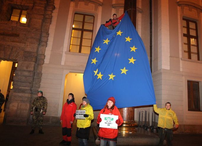 Aktivistům Greenpeace se na několik minut podařilo na Pražském hradě vyvěsit vlajku Evropské unie. Prezident Václav Klaus však v sídle českých prezidentů vlajku s hvězdami odmítá.