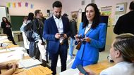 Hned po otevření volebních místností se objevily potíže s využitím aplikace e‑doklady. Kvůli technickému problému přes mobilní telefon nemohla odvolit ani předsedkyně TOP 09 Markéta Pekarová Adamová.
