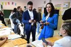 Hned po otevření volebních místností se objevily potíže s využitím aplikace e‑doklady. Kvůli technickému problému přes mobilní telefon nemohla odvolit ani předsedkyně TOP 09 Markéta Pekarová Adamová.